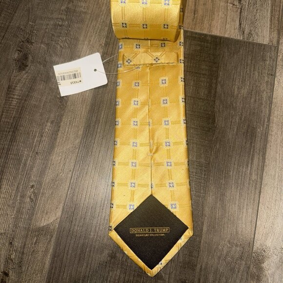 Donald Trump Signature Men's 100% Silk Classic Yellow Gold Mens Tie - Picture 2 of 7